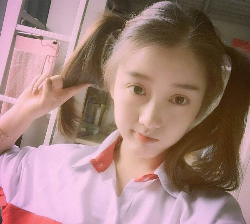 姜贞羽方否认恋情网友不懂亲吻脸颊只是表达友谊的方式