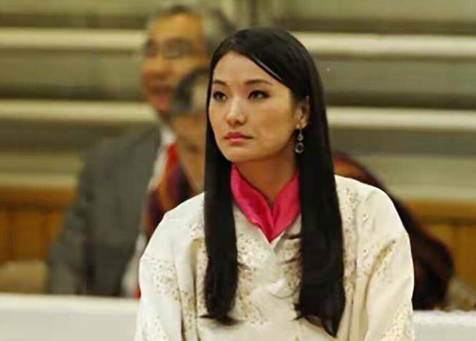 30岁不丹王后遇对手国王与绿衣美人举止亲密佩玛王后防不胜防