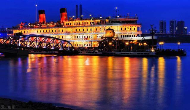 方式观看两江四岸的璀璨灯光秀,还可透过玻璃甲板,望见静谧的城市星空