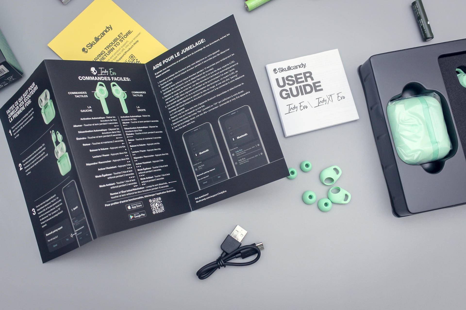 除了耳机以及耳机盒之外包装内还有全英文的说明书,快速入门等资料.