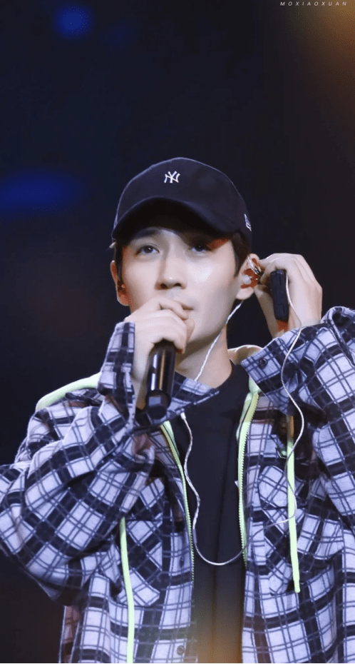 原创男明星鸭舌帽就服李现明眸皓齿低调又迷人简直韩商言在现