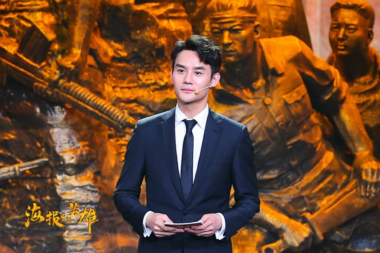 原创演员王凯主持首秀多次热泪盈眶表现不俗磁性的声音非常有感染力