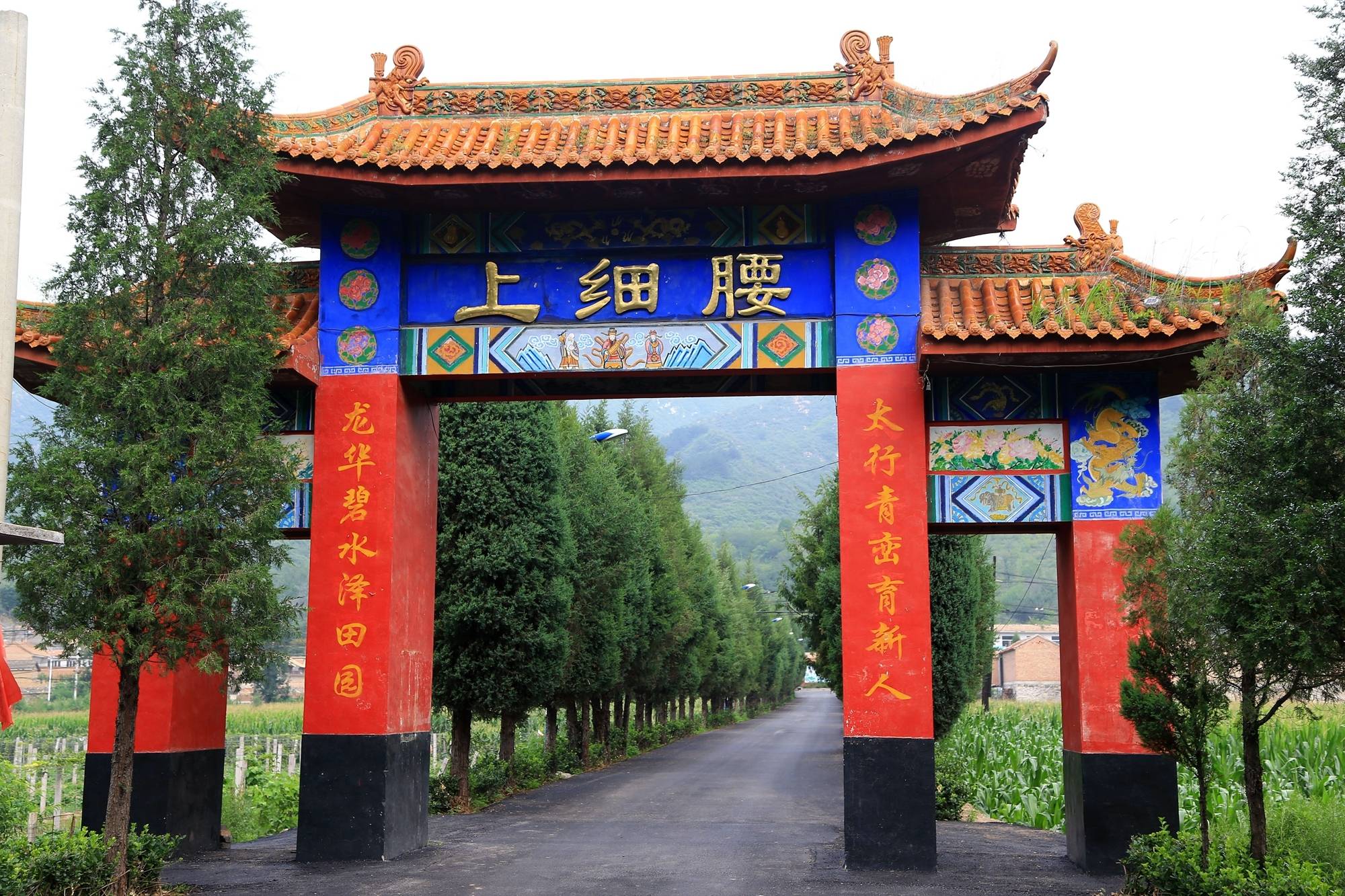 地處龍華河中游的細腰村,龍華河流域的天橋山和臺子山,兩山相夾成為