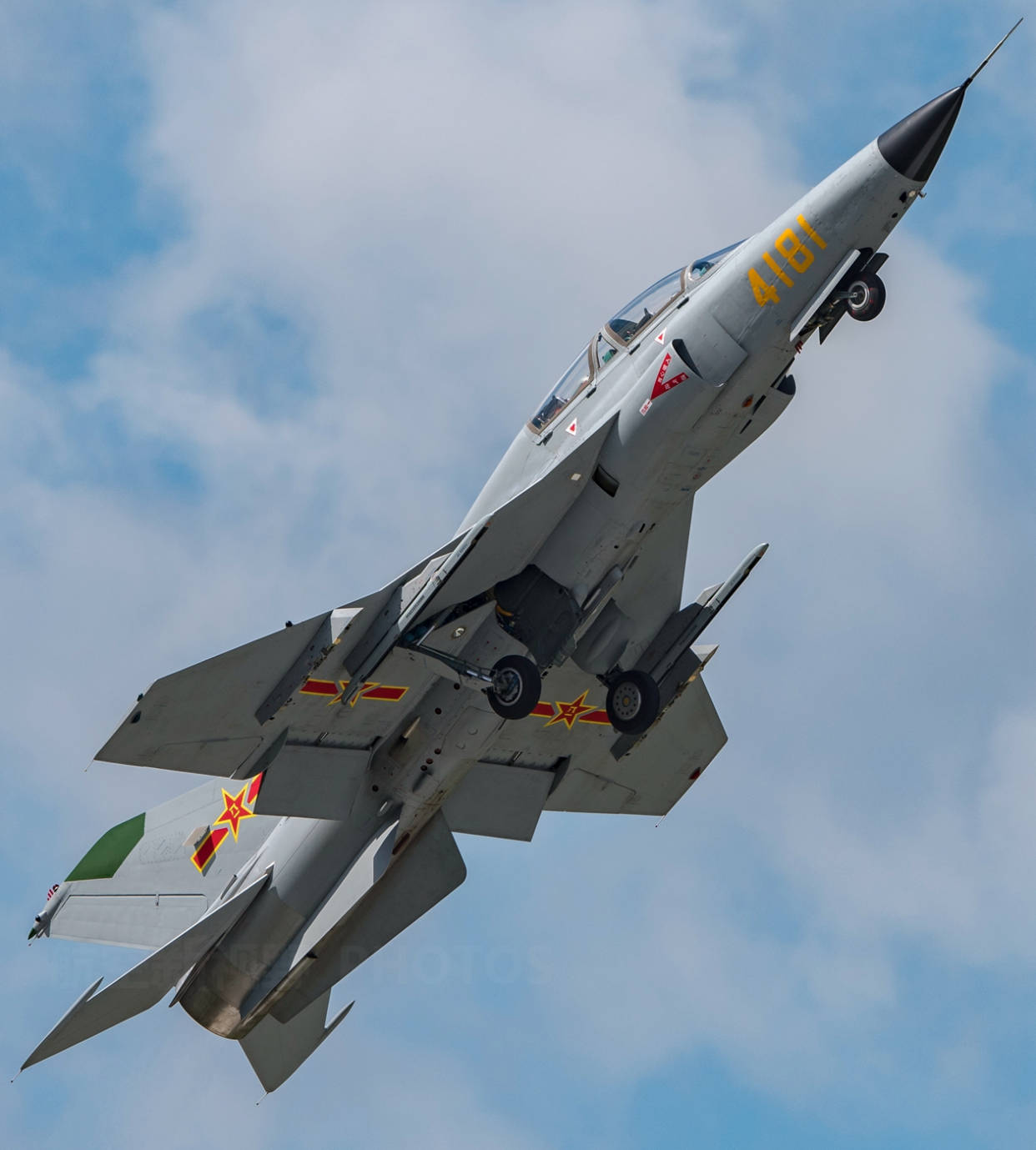 被人低估的国产战机,使用涡喷发动机看似落后,实则救火队员_歼教