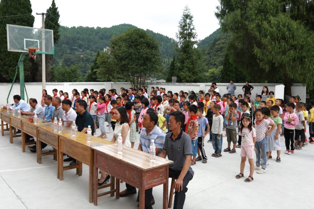 深圳黔坤酒业董事长周正清,石阡县政府/教育局/均田小学多次沟通,在