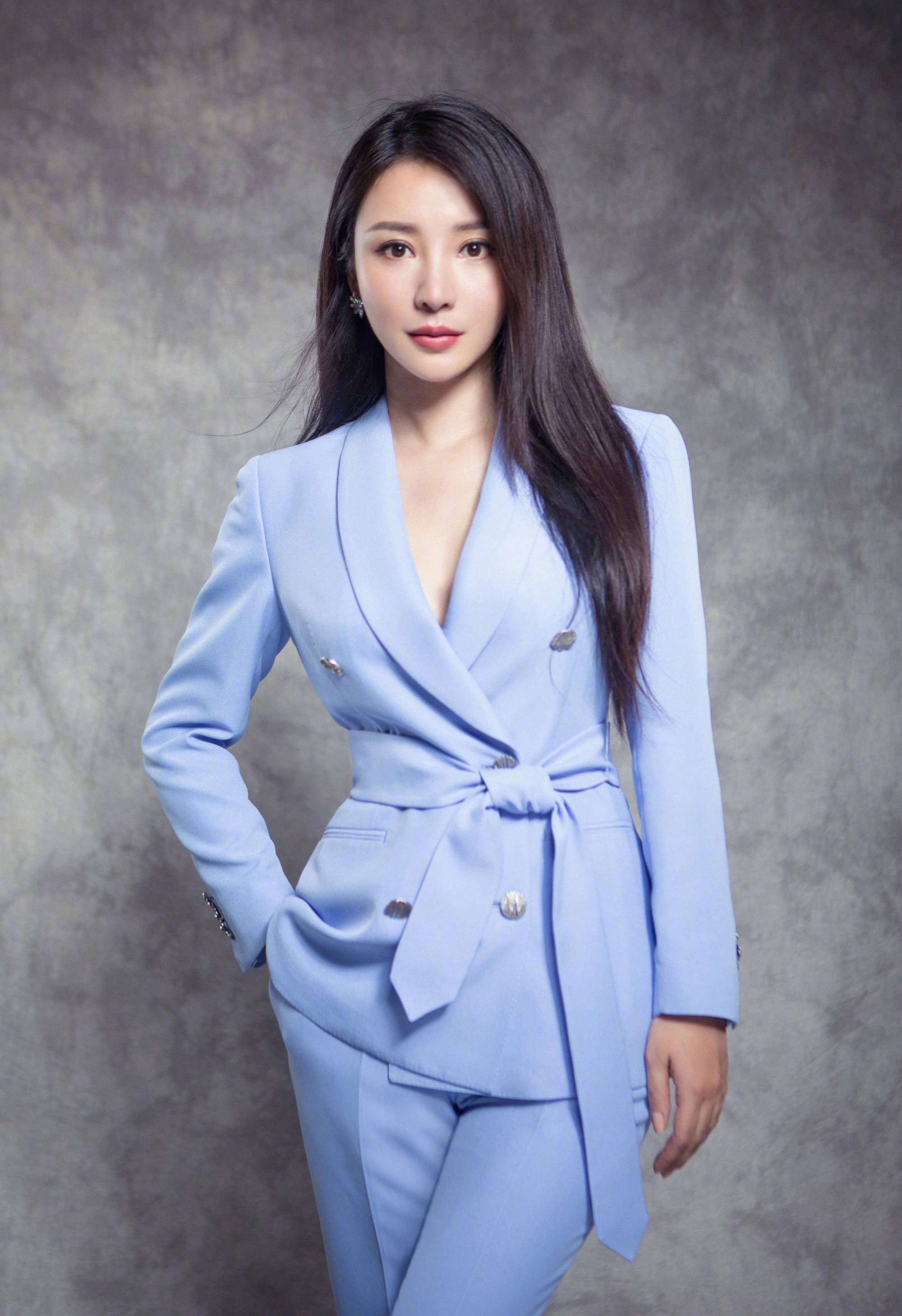 曾经被定义为魔鬼身材,今穿淡蓝色西装套装,清新感一改往日风格_柳岩