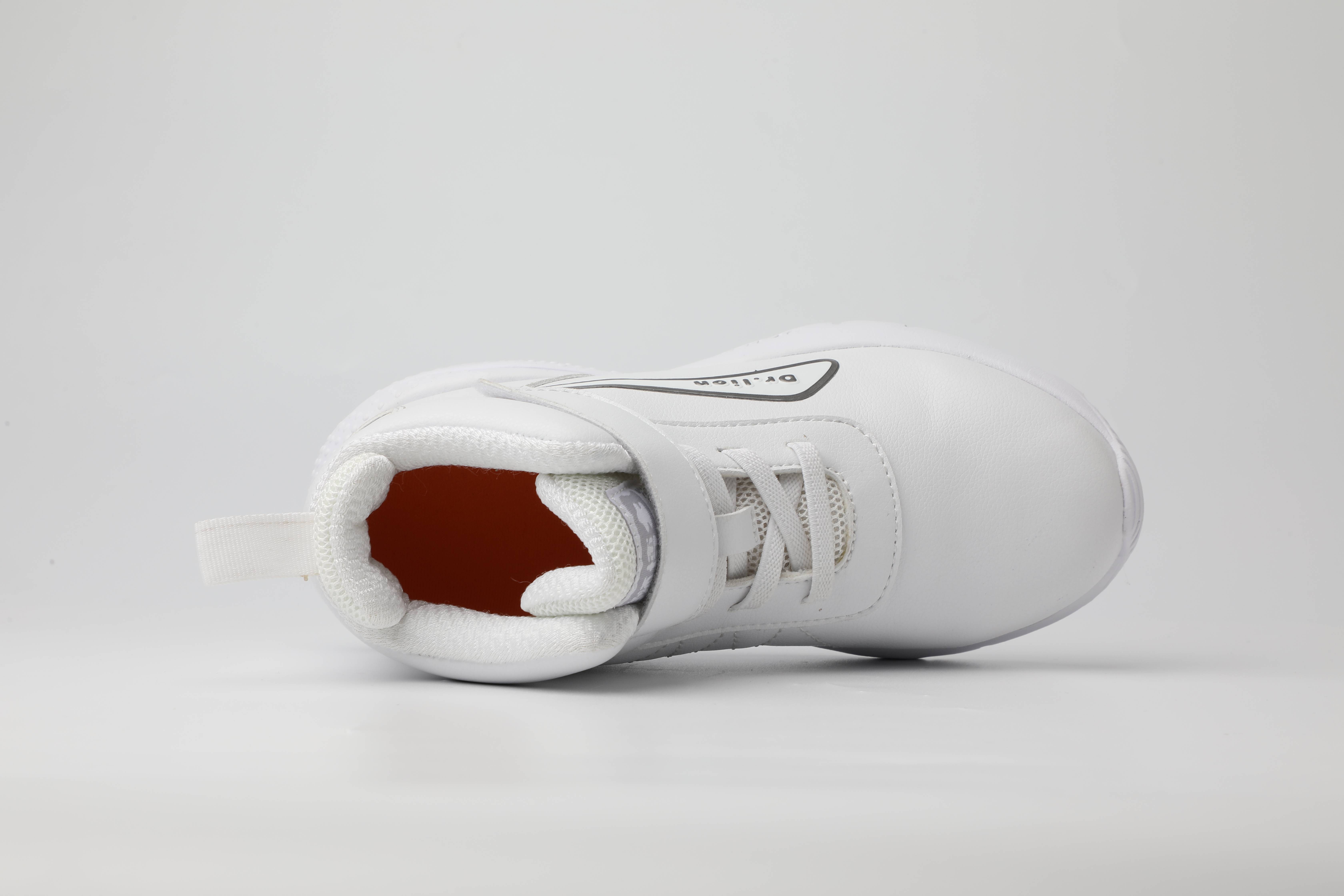 狮博士分别为不同年龄段的青少儿提供不同的平衡鞋套餐,分别是学步鞋