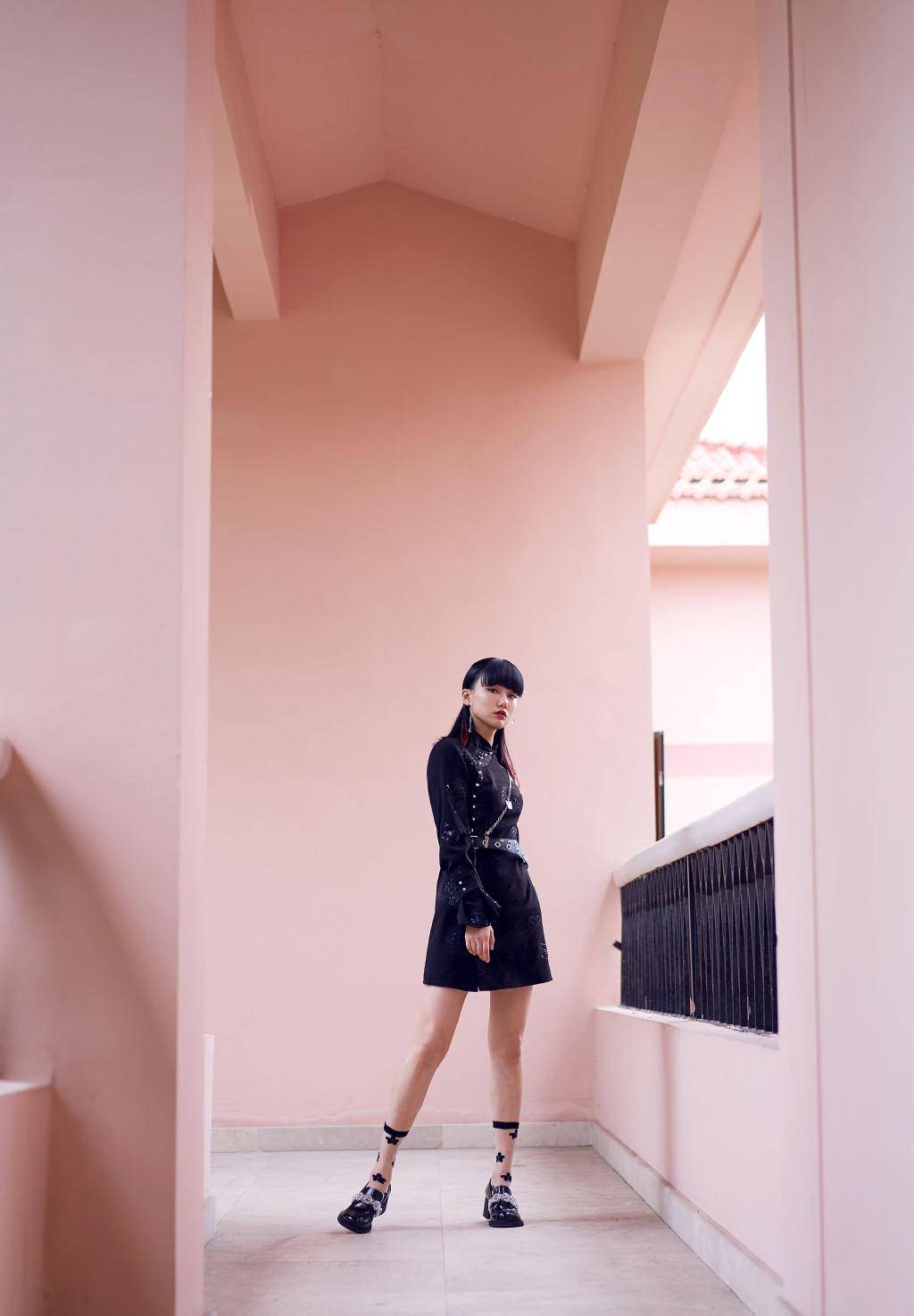 黄龄又"作妖",旗袍上故意撕两个洞,性感吸睛!