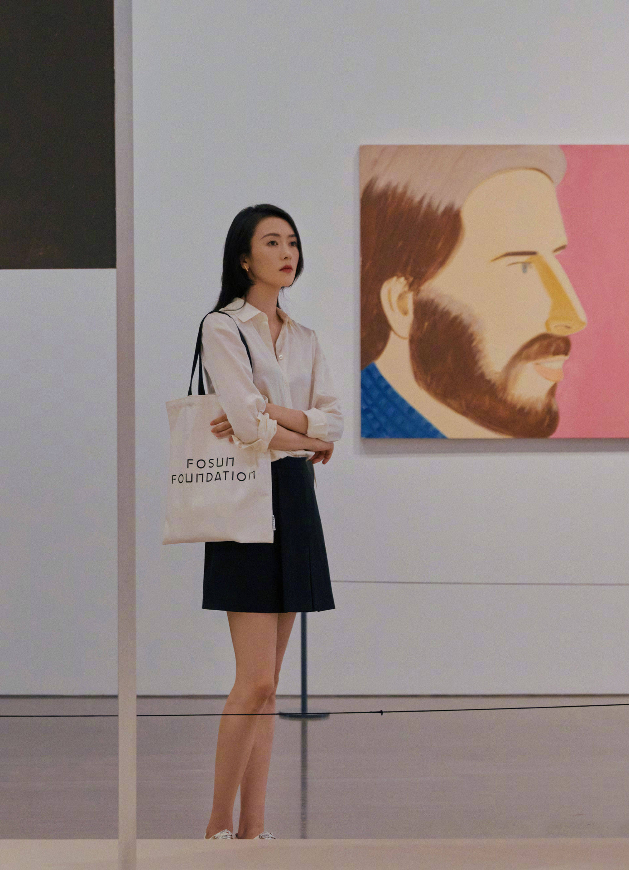 她是《三十而已》的顾佳,穿衬衫配黑色短裙,35岁知性又少女