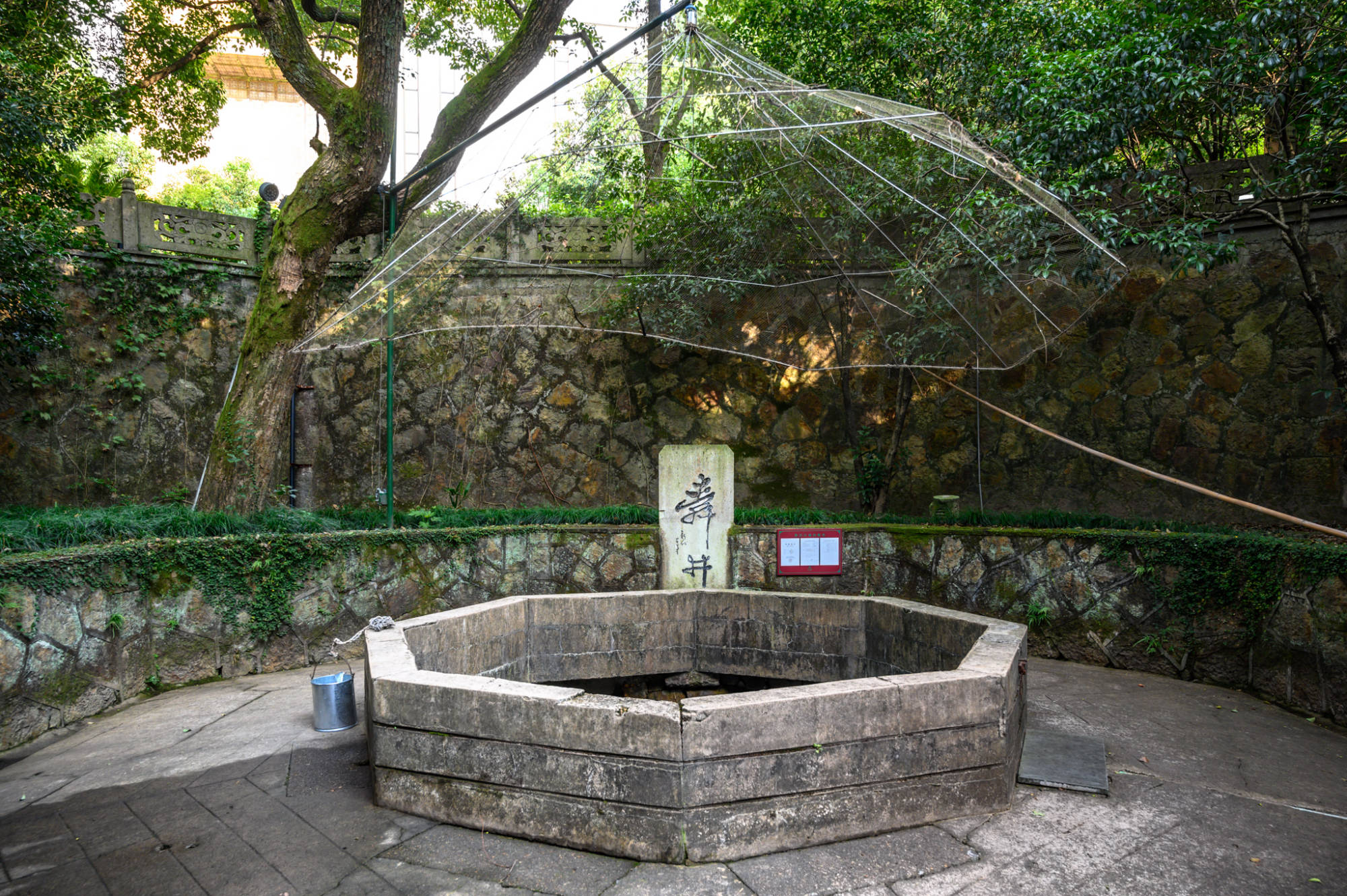 舜井一侧立有一块石碑,石碑也因年久而布满了许多的青苔,看着也比较