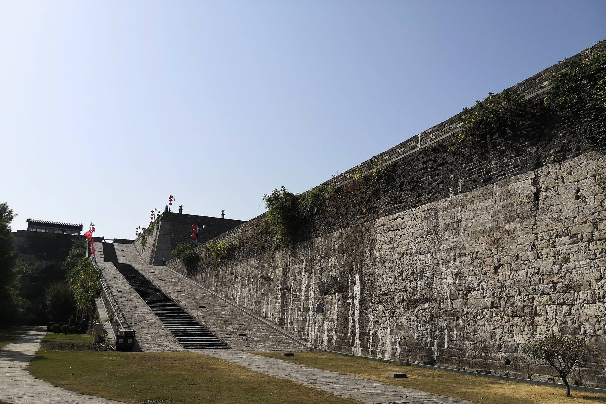 世界上现存最大的瓮城一次可藏兵3000被誉为天下第一瓮城