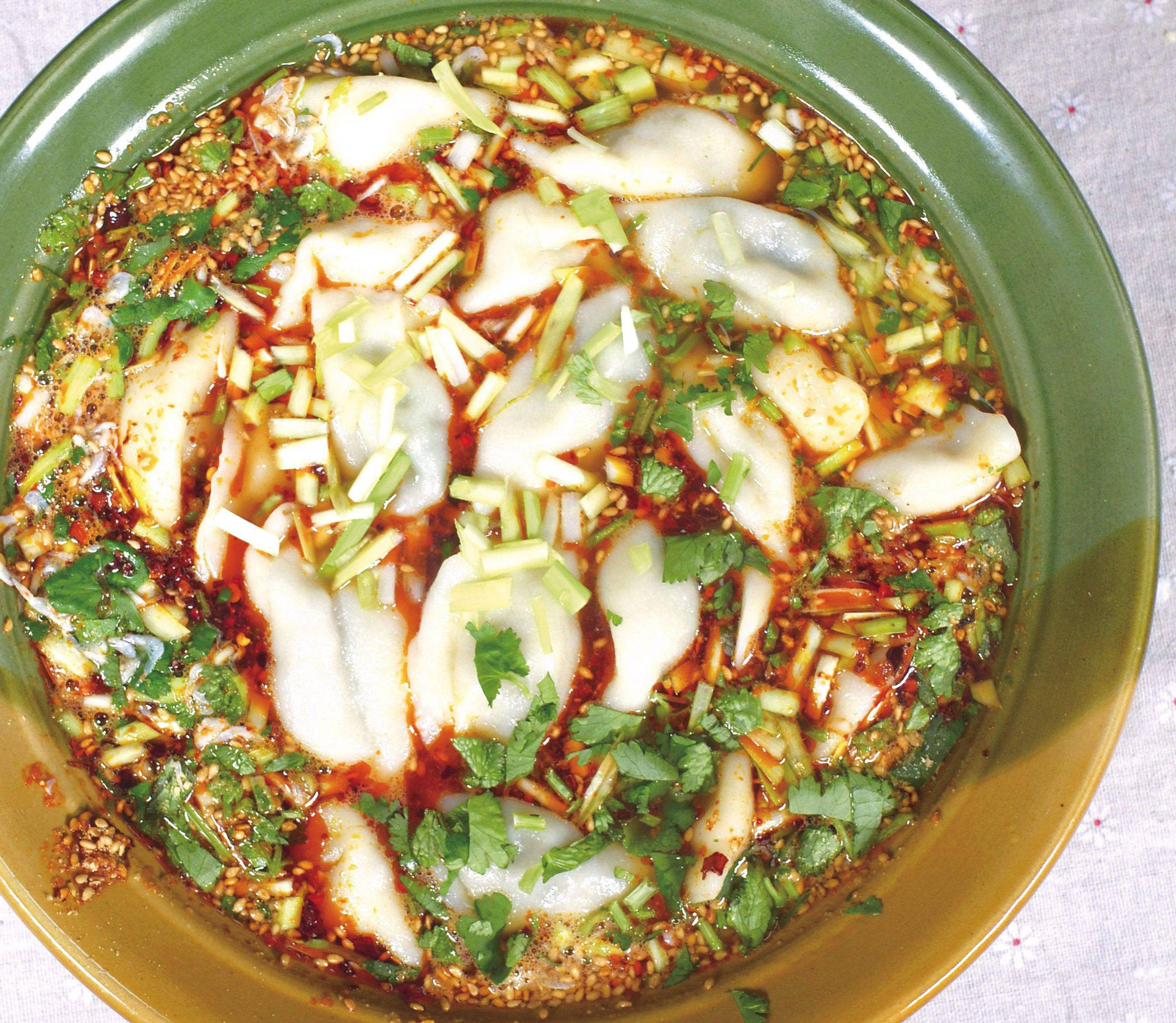 西安的酸汤水饺非常有名,碗里的酸汤如何调制,这里有详细介绍