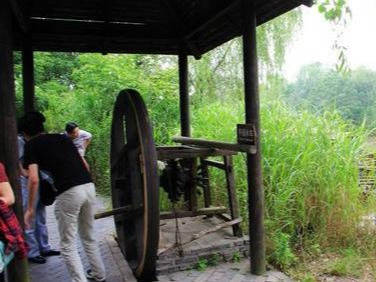 由於古代牲畜比較金貴,對於一般農民來說,人力翻車是他們生產中使用最