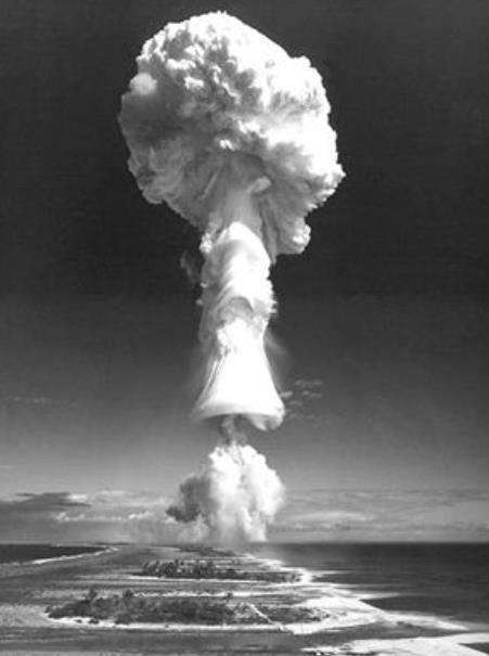 第五部分:原子弹与美国战略1945年春天,随着曼哈顿计划濒临成功,原子