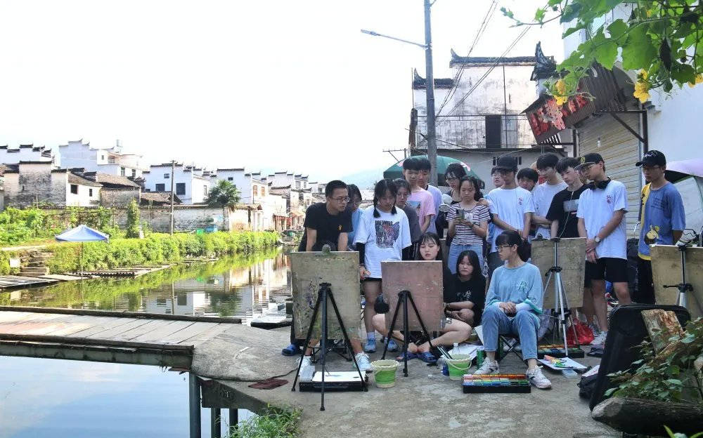 南昌画室:美术生户外写生活动走进婺源,让艺术回归自然_学生