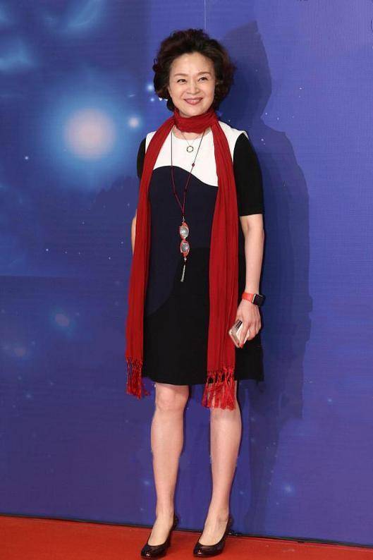 刘莉莉越老越时髦,黑白拼色裙大气又端庄,堪称奶奶辈穿搭教科书_女人