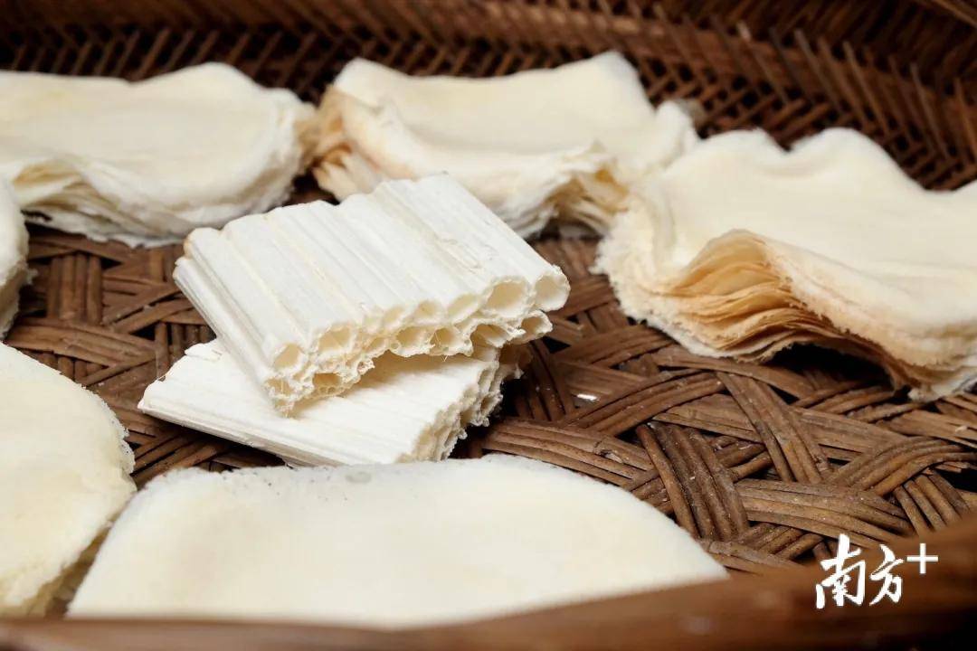 糖葱,侧面结构有点像蜂巢,上下两排共有16个乳白色