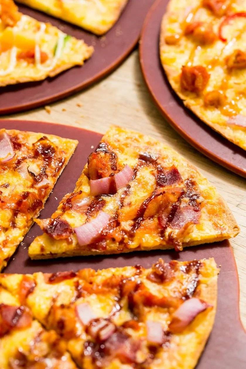 经典薄脆披萨底薄料足还有风味小吃等你pick