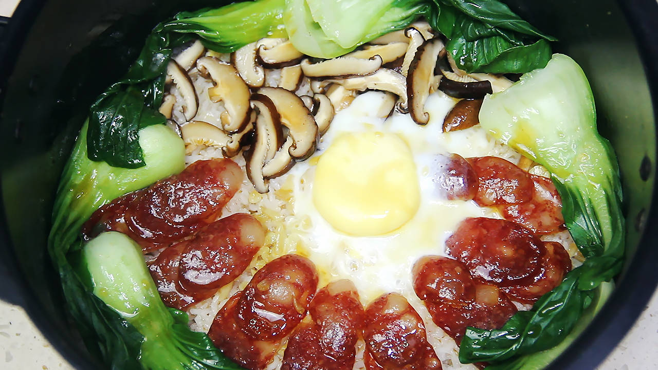 腊肠蒸饭在家也能做,教你用电饭煲的做法,可惜少了一种味道_手机搜狐