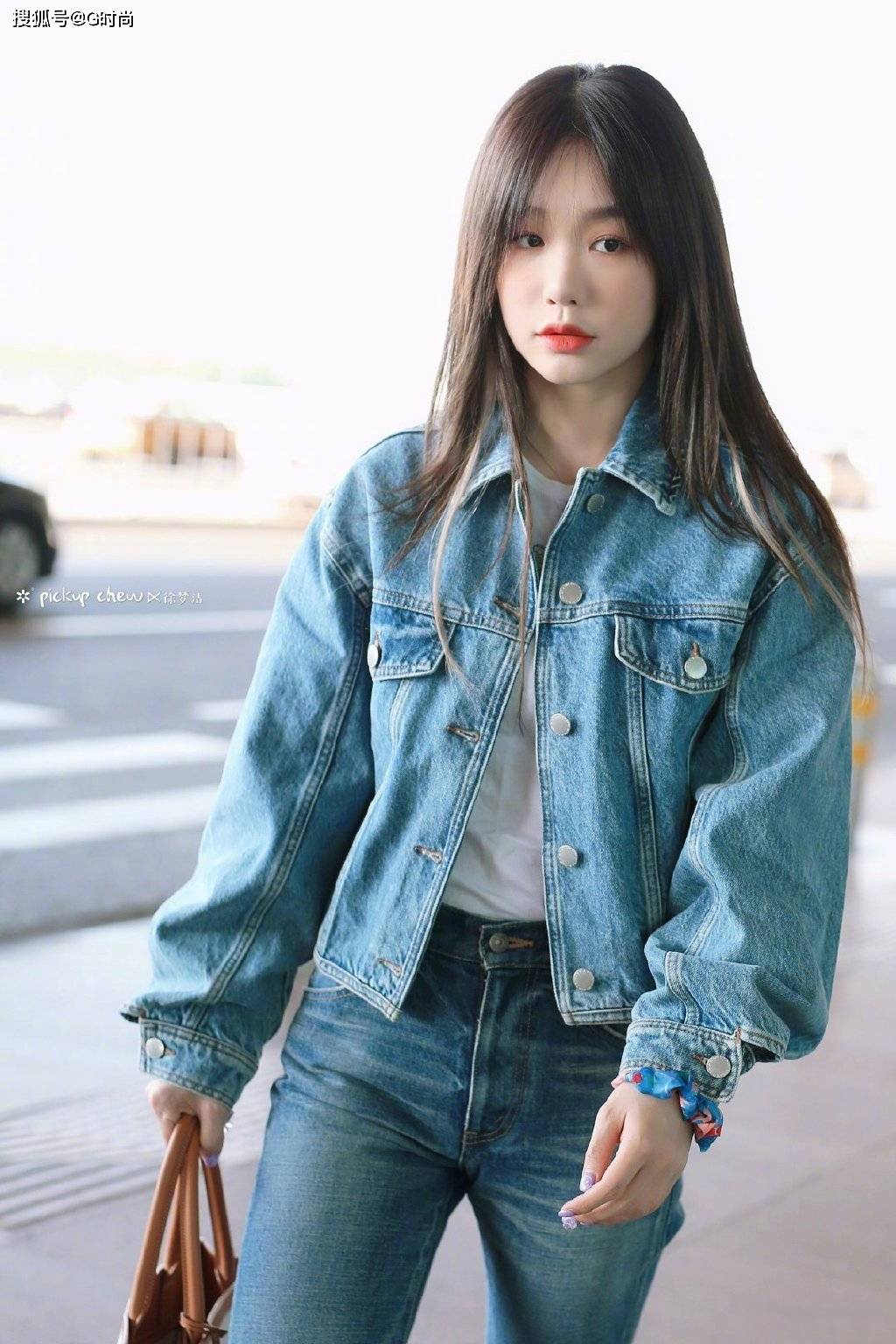 徐梦洁身穿设计感牛仔夹克搭配微喇修身牛仔裤