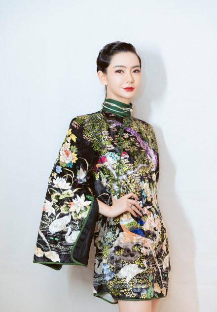 戚薇实力演绎老娘天下最美穿改良旗袍明艳又娇俏35岁依旧少女