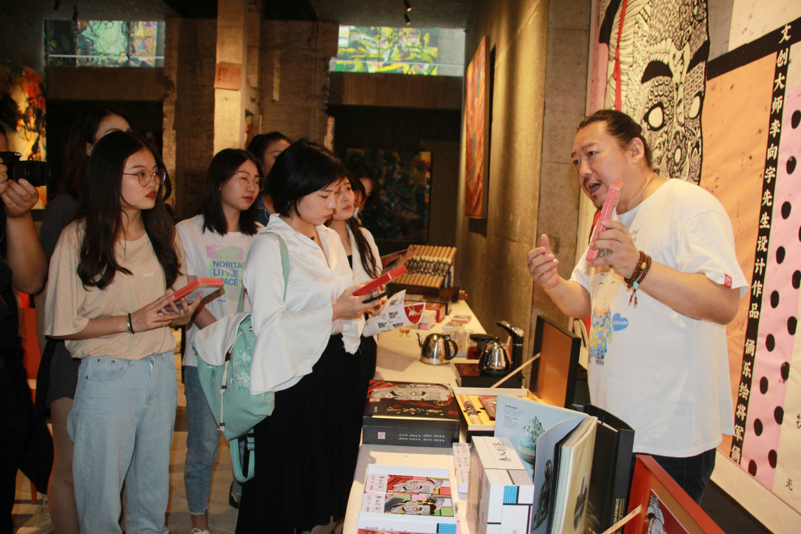 旅游|非遗+文创打造陕西文化新时尚 “秦人制茶”亮相古城西安