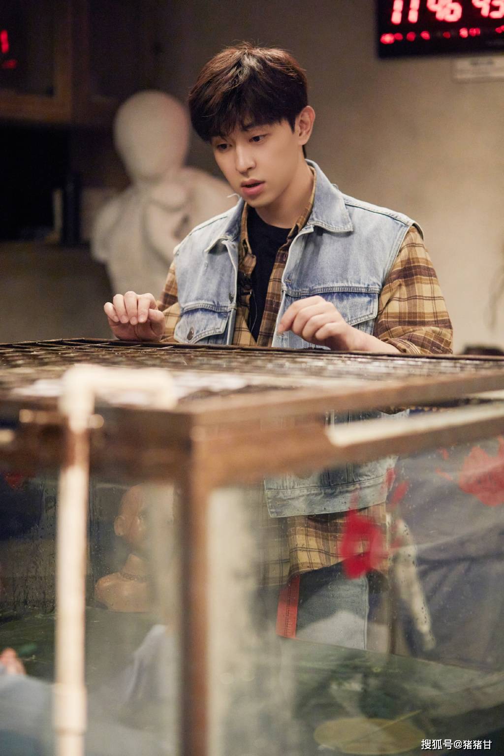 刘昊然张若昀何炅加盟密室大逃脱,杨幂展示身体柔韧度,邓伦邪魅一笑