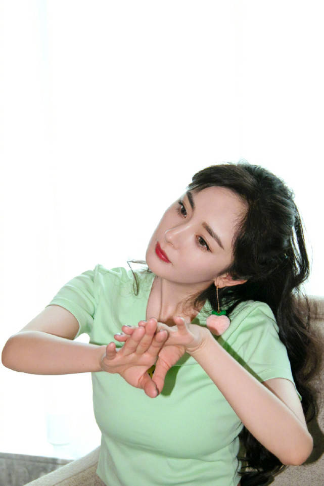 原创杨幂穿绿衣做手指拉伸操动作俏皮小腰精身材太赞