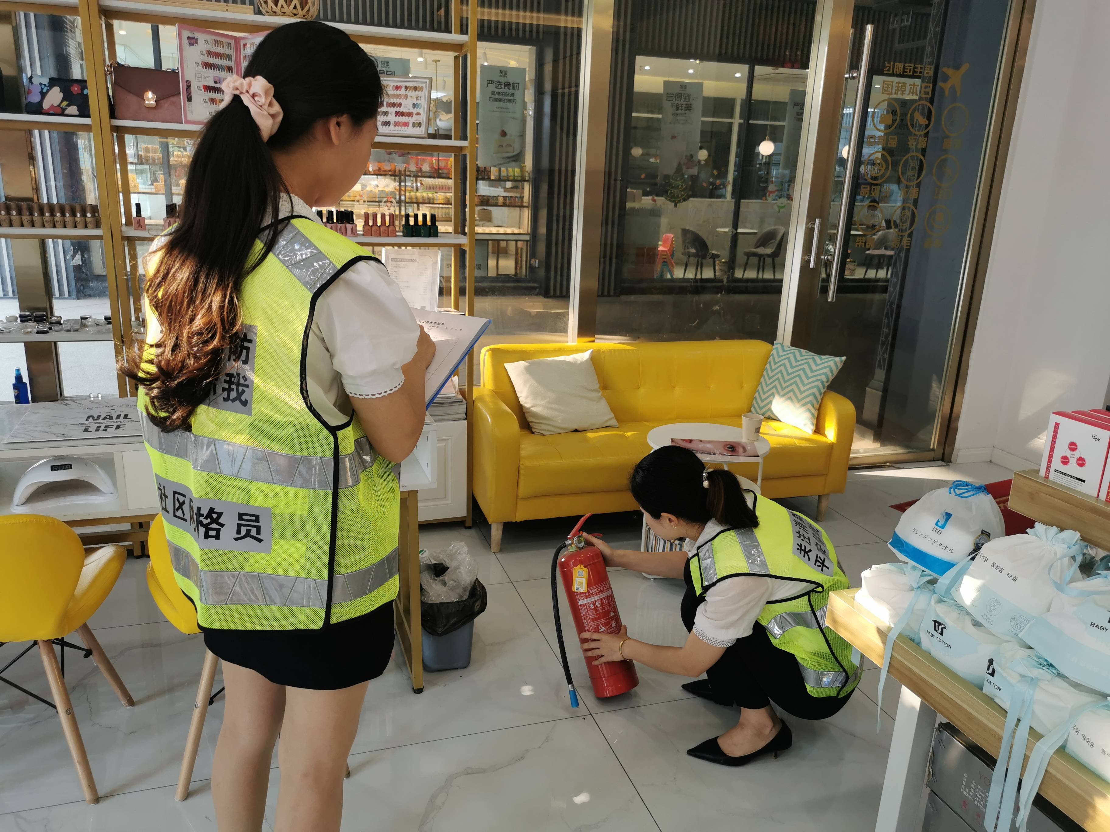 湖北麻城:40名网格员开展消防安全隐患 排查,筑牢消防安全防线_火灾