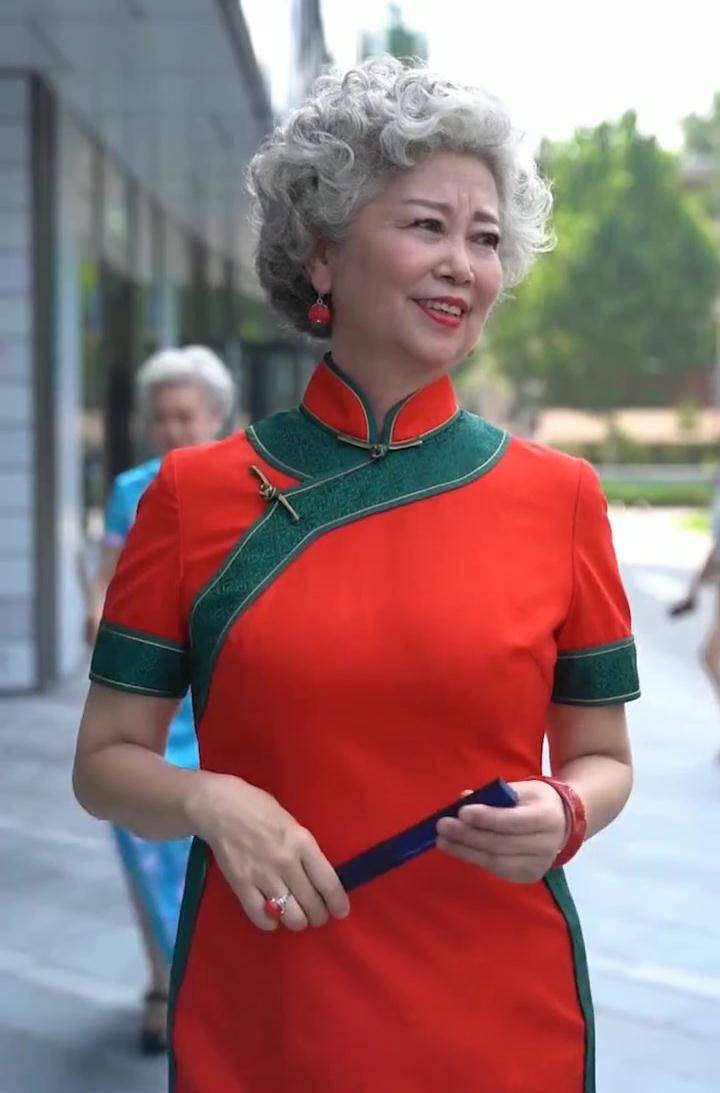 "老年闺蜜团"火了,80岁奶奶们穿旗袍惊艳时光,姜还是老的辣!_岁月