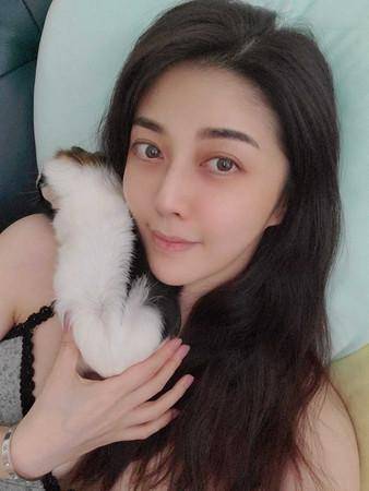 韩瑜晒性感照低装露香肩40岁裸妆样子曝出