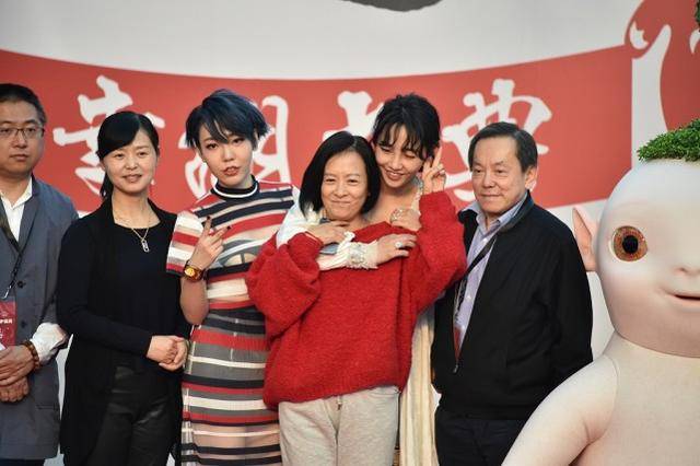 董子健的妈妈平时看着很单调虽然脸上很疲惫但气质没人能阻挡