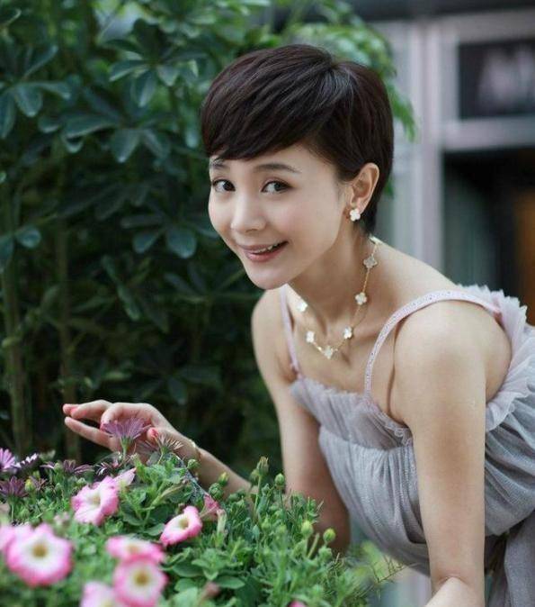 是为了爱情奋不顾身的新派女学生,成了那部剧最大的亮点2009年,刘彤演