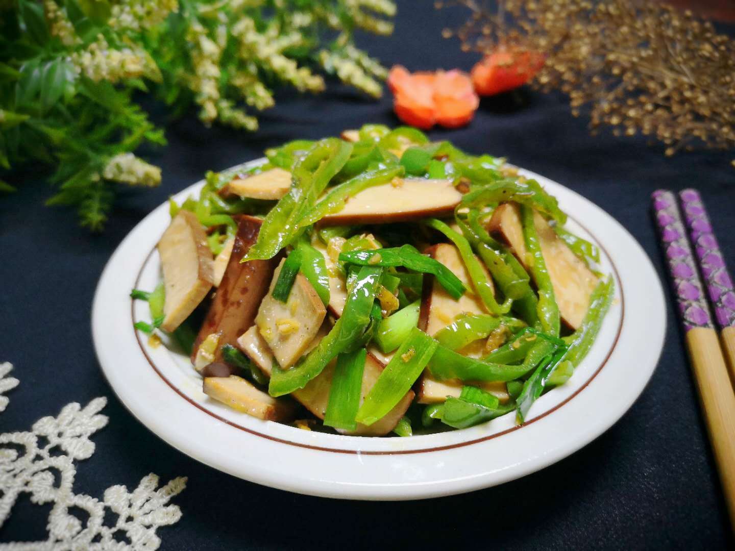 这俩食材一起炒,想不到竟然这么好吃,比肉香,可惜很多人不知道_青椒炒