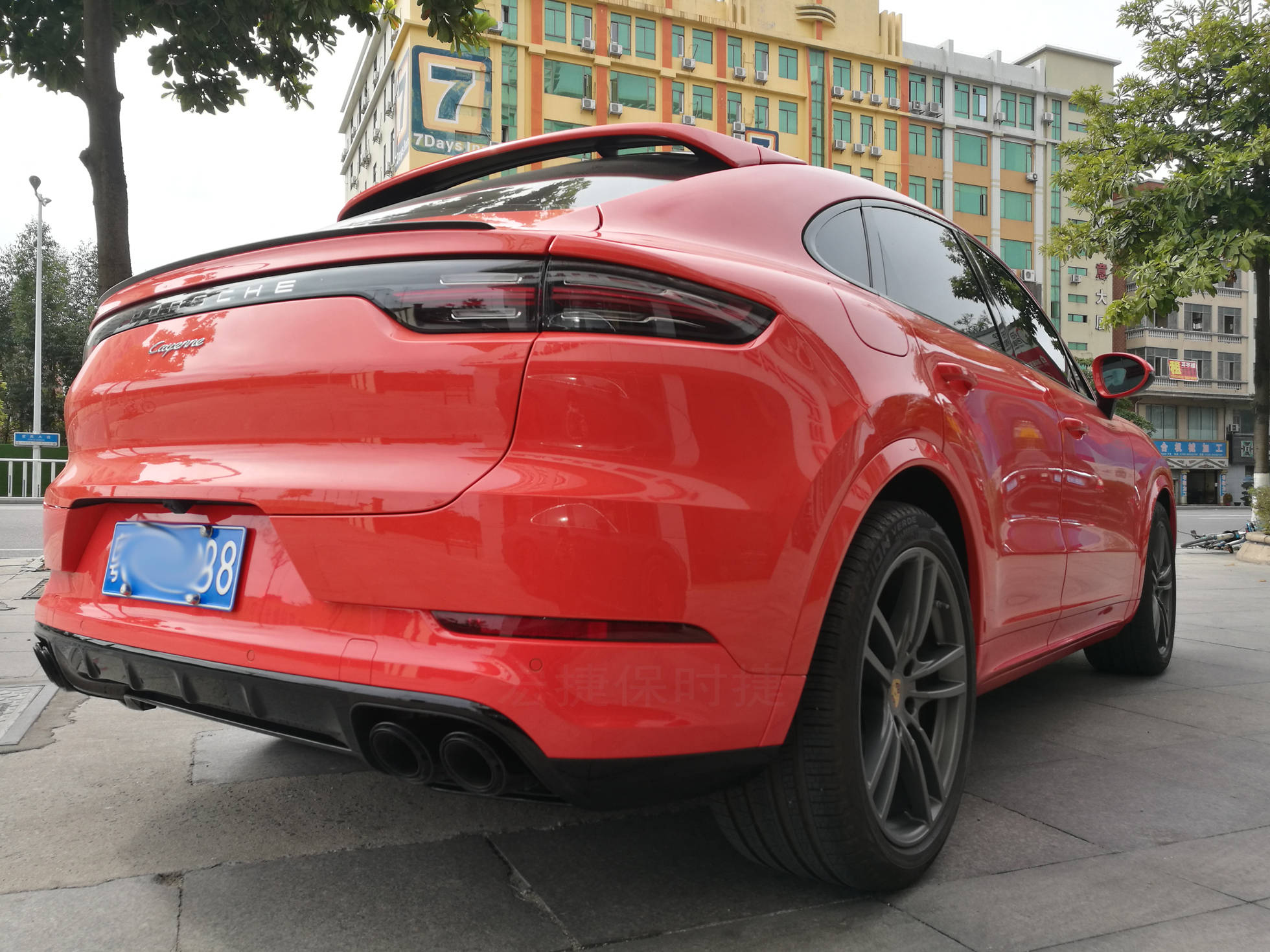 东莞保时捷卡宴coupe改装同色轮眉前后护板车身同色刹车卡钳喷漆改色