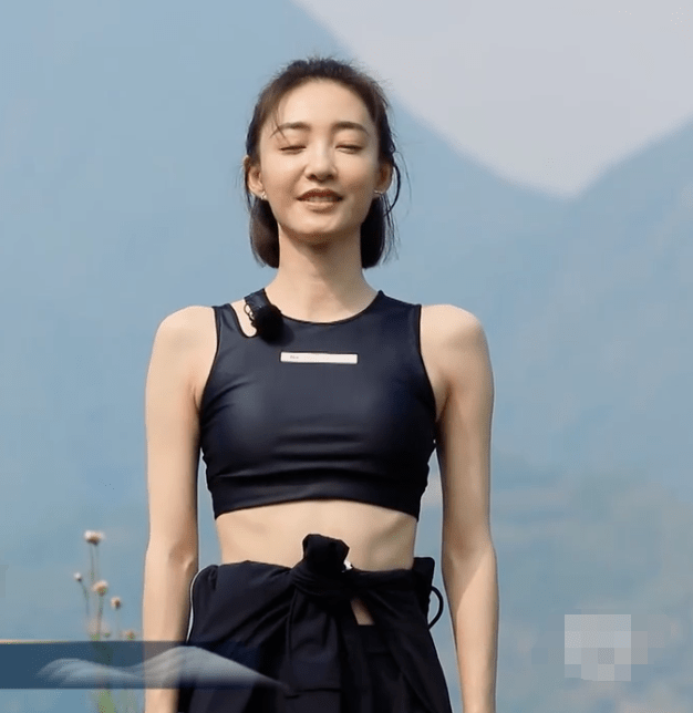 原创王丽坤早晨做瑜伽当她坐姿伸开双臂向左转身材比例遭妒忌