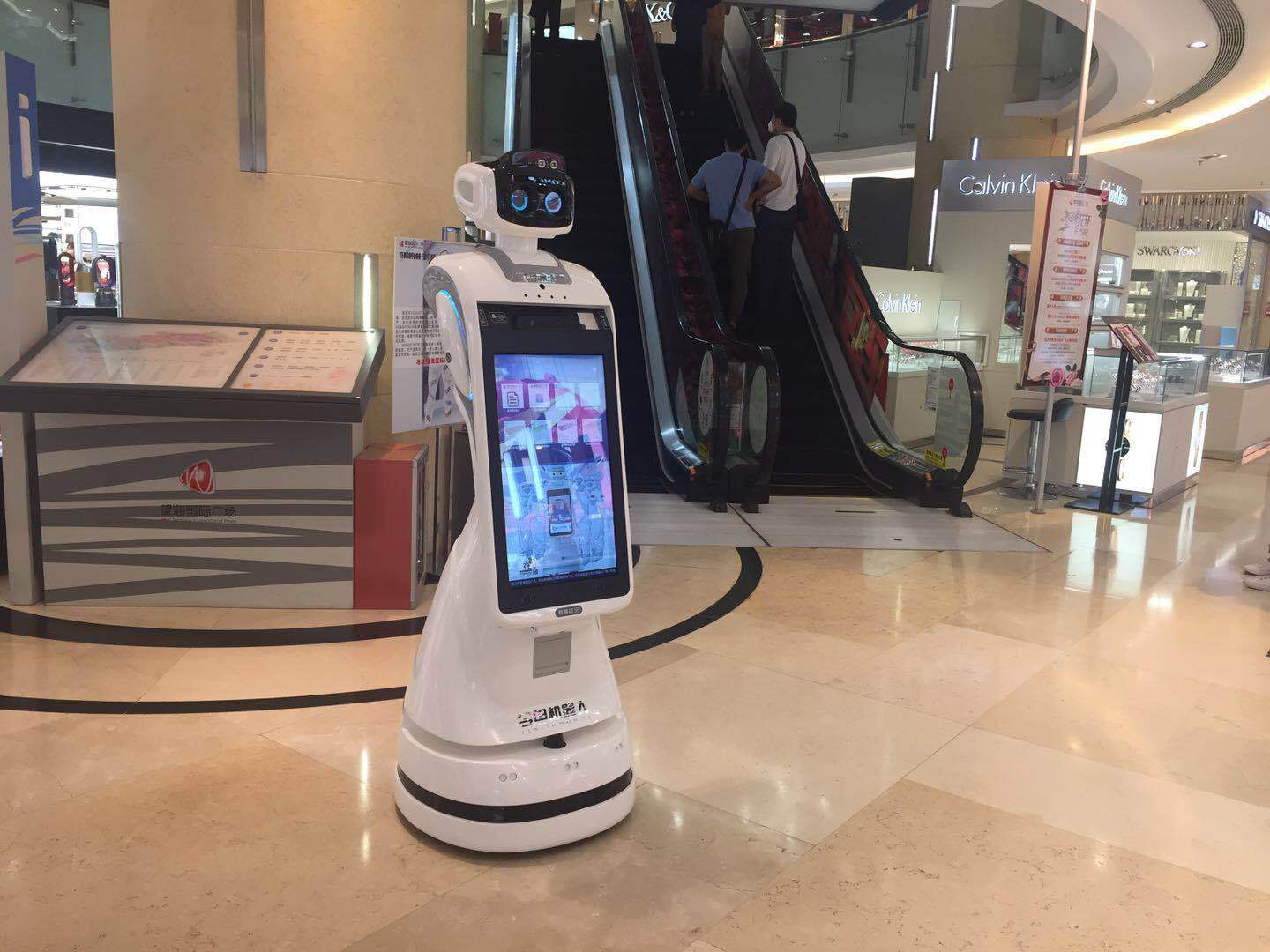 原创商场机器人开始提供智能服务