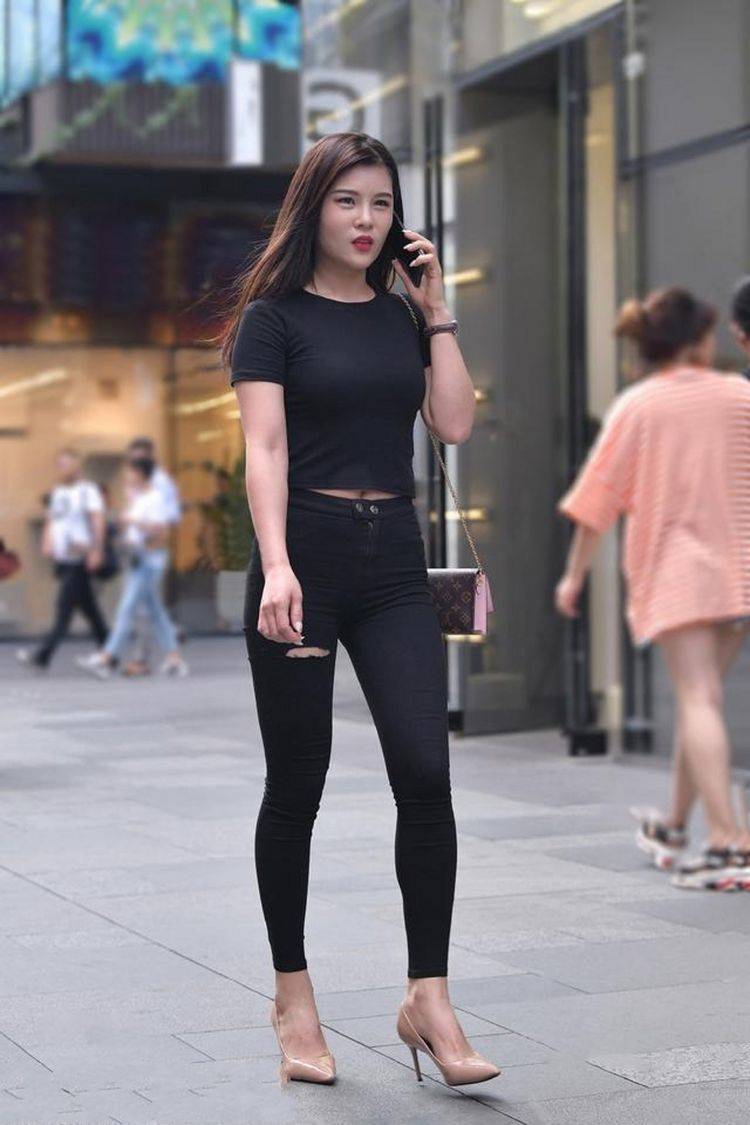 美女一条黑色的打底裤,展现美女浓郁的时尚韵味