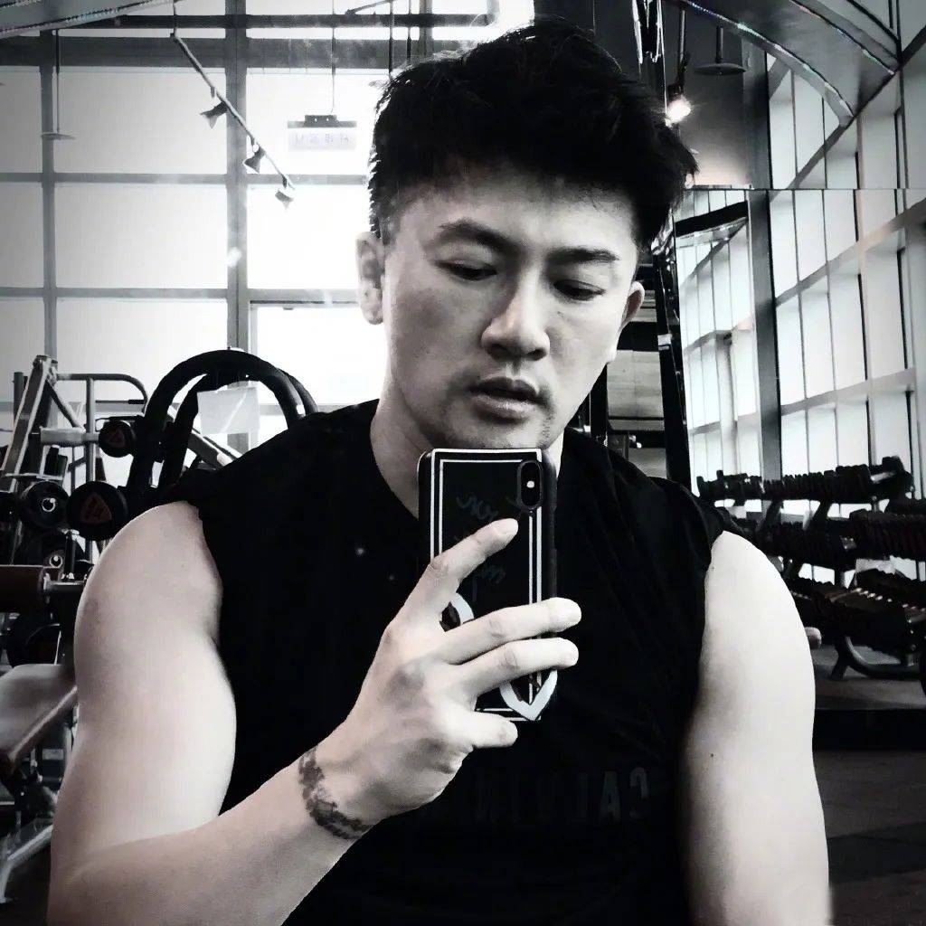 原创47岁苏有朋晒肌肉照造型依旧青春帅气这发量看起来像20岁