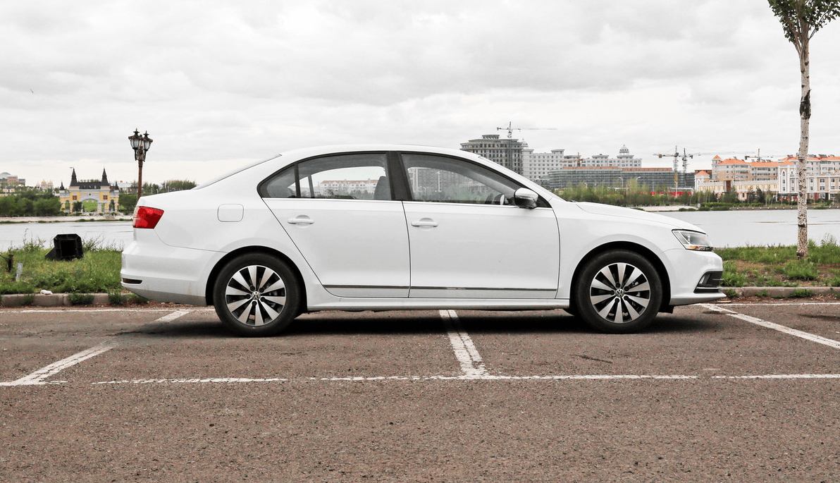 1/ 12 一汽-大众 速腾 2018款 180tsi 双离合 臻享版 指导价:15.