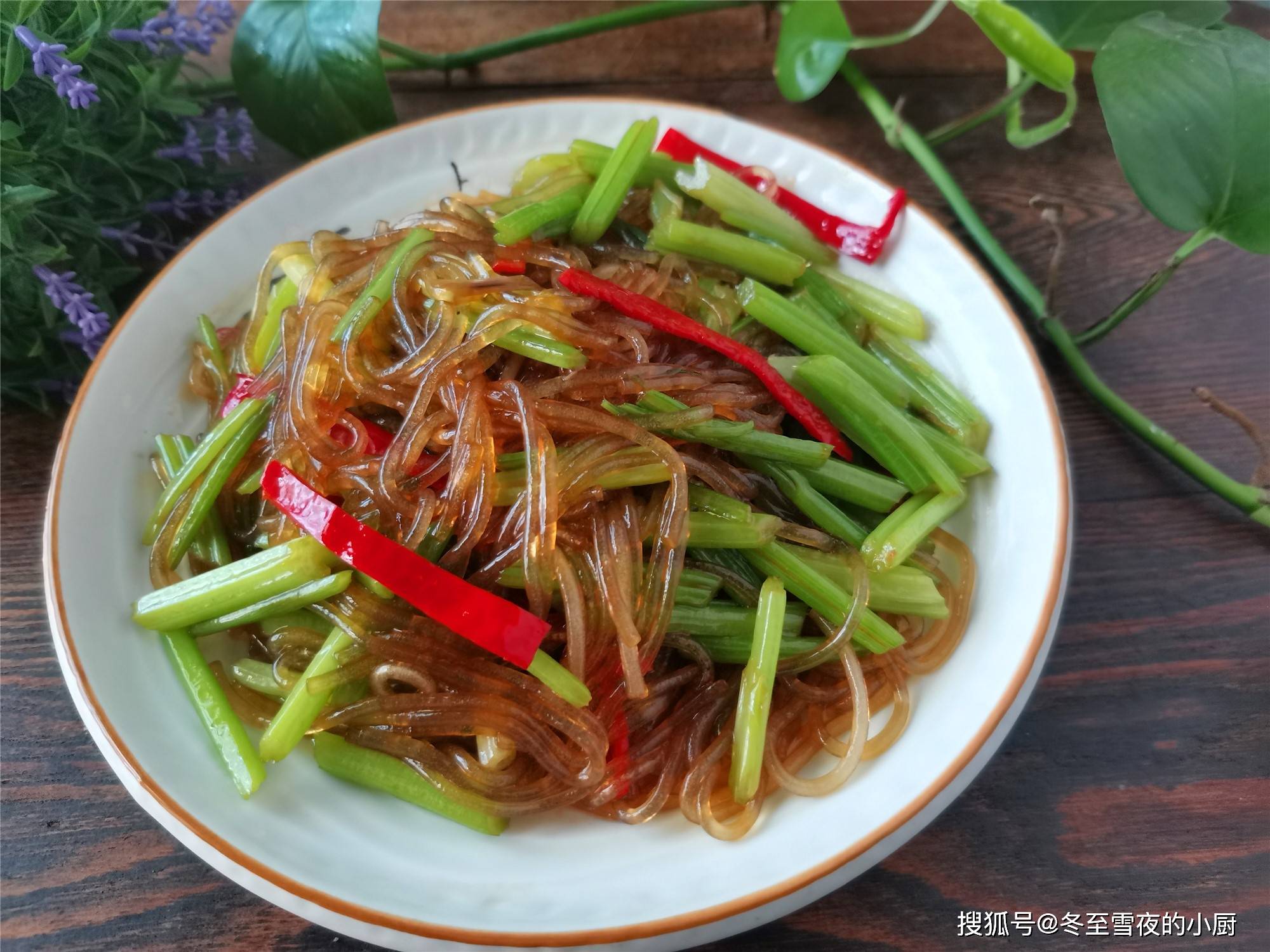 做芹菜炒粉条的小窍门,粉条劲道不粘锅,不成团,芹菜翠绿又脆嫩