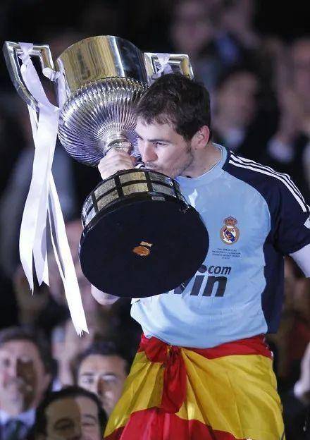 圣卡西宣布退役!作为队长他赢下足坛大满贯,突发心梗摧毁一切