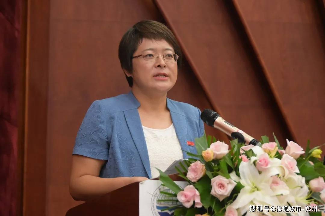 校党委副书记董学力宣读表彰决定马克思主义学院教师李艳艳作为优秀