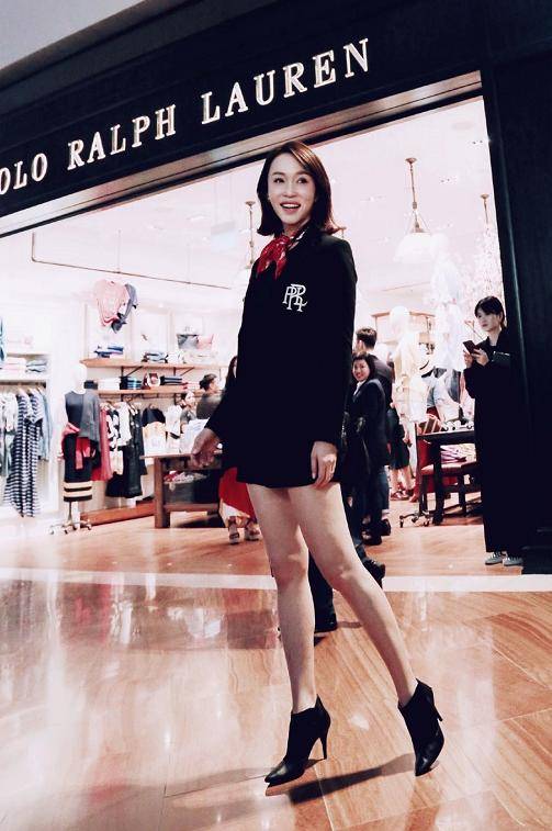 原创49岁范文芳身材没得挑,西装配短裤秀出"豆腐腿",自信又大方