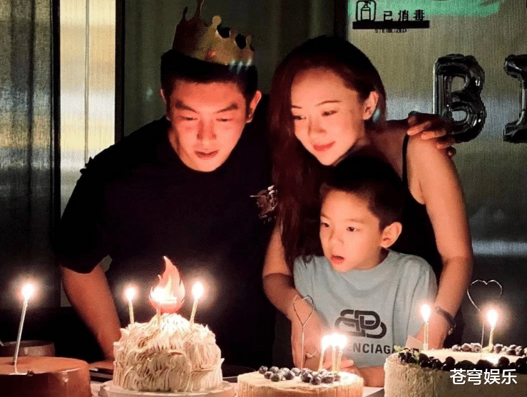 杜江发微博为自己庆生,晒出一家三口合照,评论区却都在心疼嗯哼