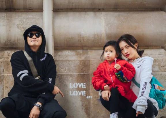 包贝尔晒一家幸福家庭照饺子表情包再次出动网友好喜欢她