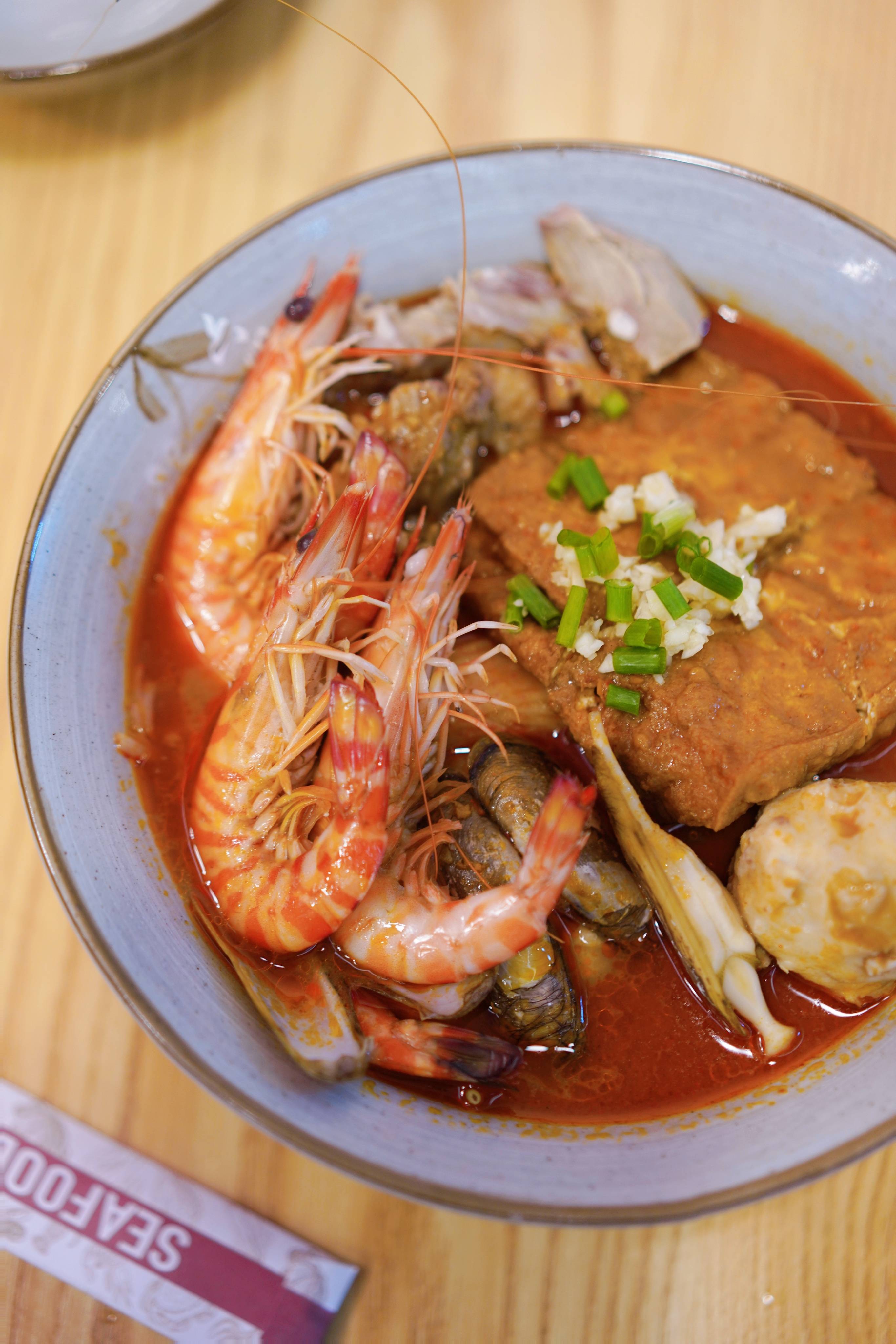 在厦门这个海滨城市当然少不了海鲜啦,海鲜沙茶面,斑节虾沙茶面,豪华