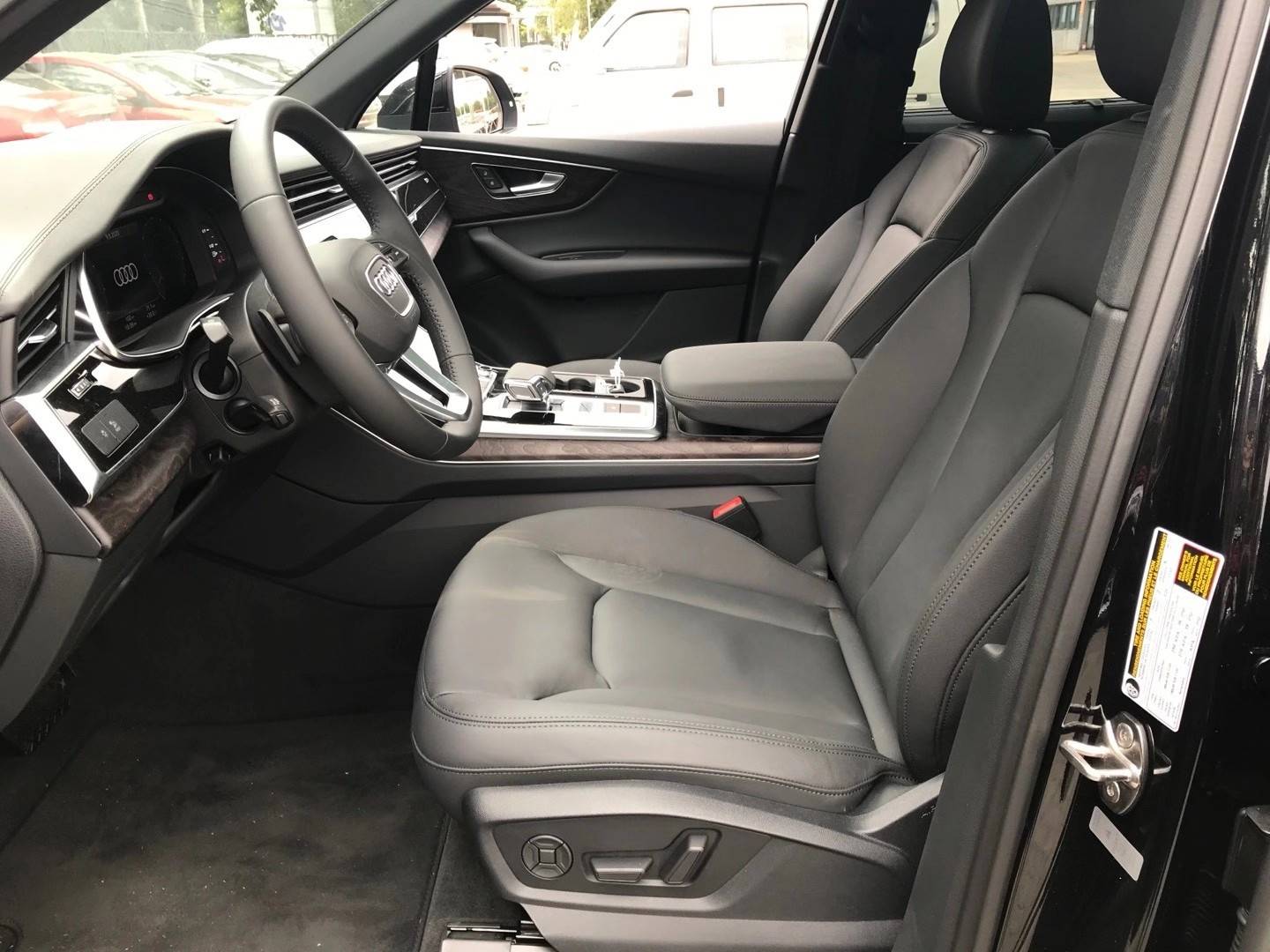 20款奥迪q7豪华的内饰设计,也是全新q7的加分项,无论是q8同款的"三屏"