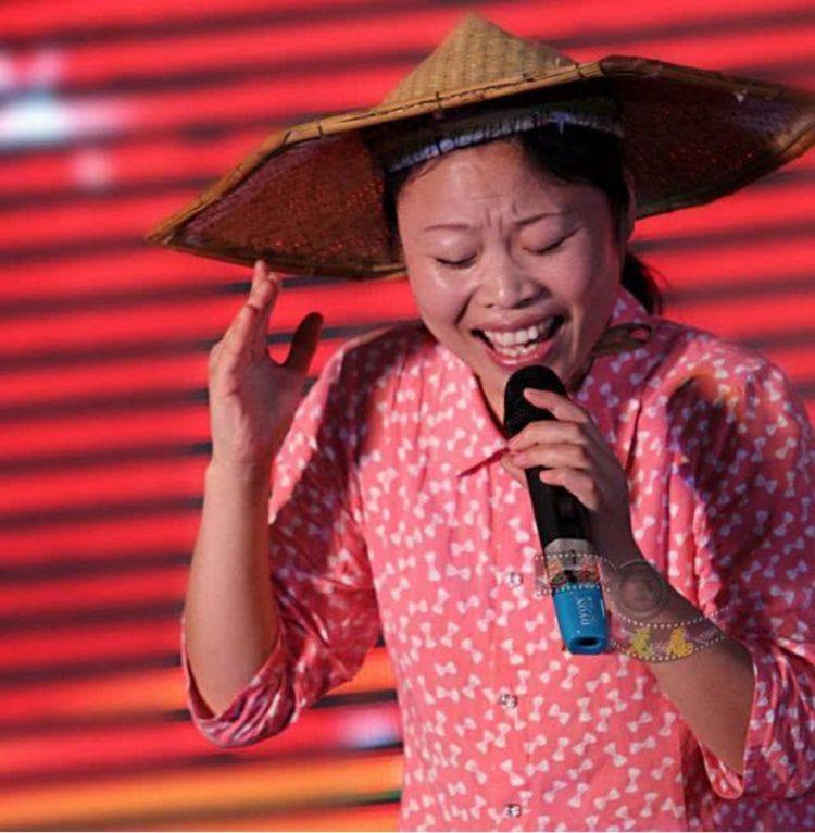 当年凭星光大道一炮而红草帽姐今变成什么样了