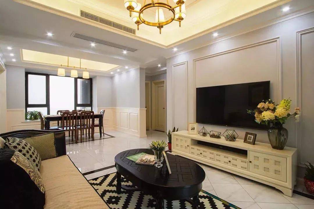 石膏线别选带花的,素线条就好,吊顶和做电视墙都好看,大气